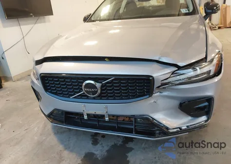 2024 Volvo S60 B5 Plus Dark Theme z USA, uszkodzony, nr VIN 7JRL12TL6RG317749